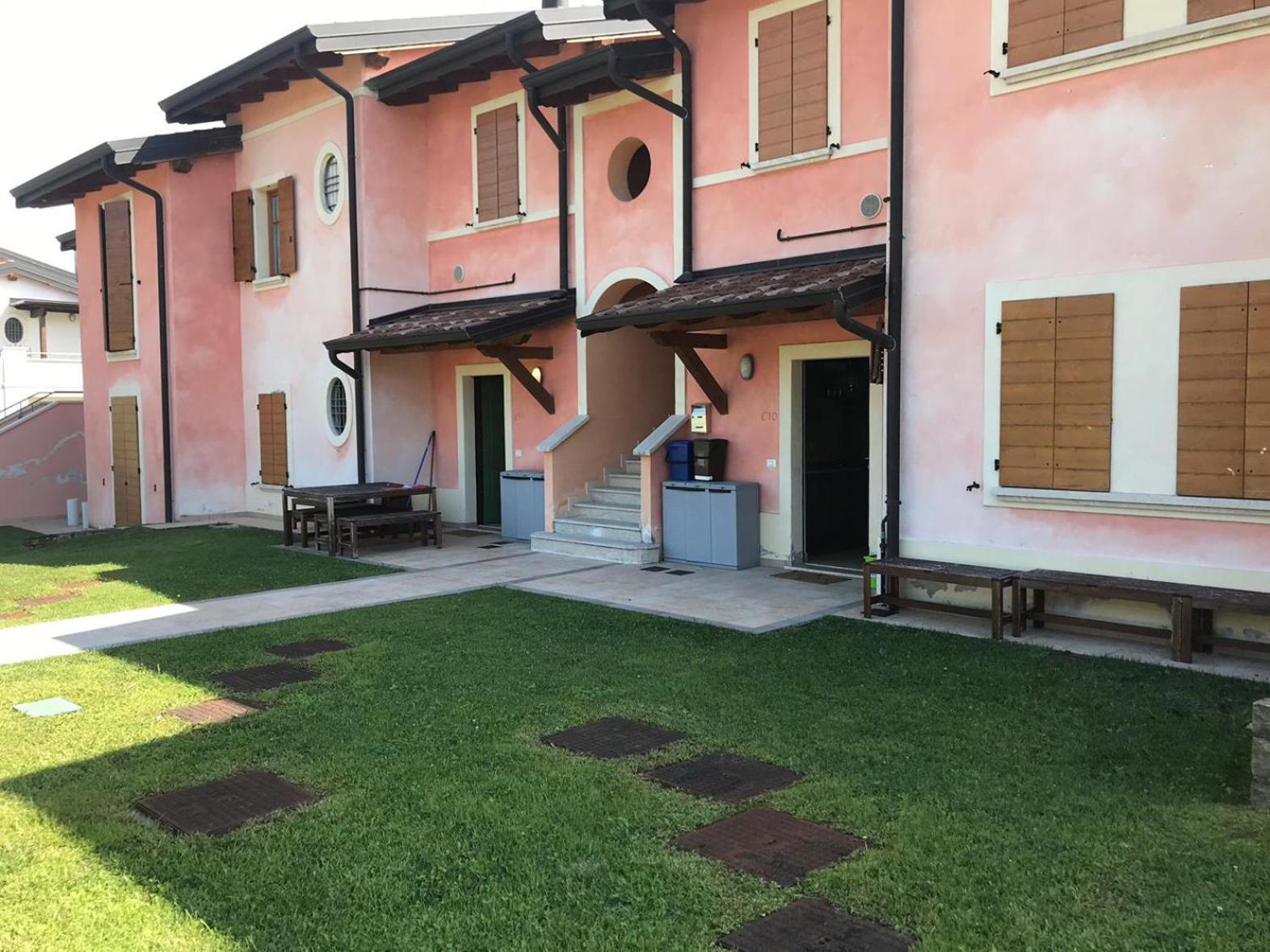 The Flowers - Apartments With Private Garden In Residence With Pool Manerba del Garda Luaran gambar
